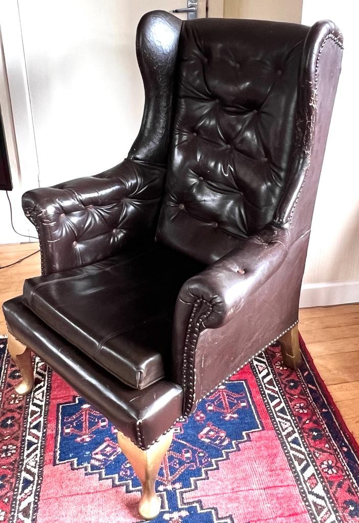 VINTAGE BUTTON BACK LEATHER ARMCHAIR, BROWN LEATHER, DISTRESSED, APPROX 77cm WIDE AND 106cm HIGH - Image 5 of 5