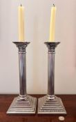 PAIR OF CORINTHIAN COLUMN CANDLESTICKS UPON STEPPED SQUARE BASES, APPROX 30cm HIGH