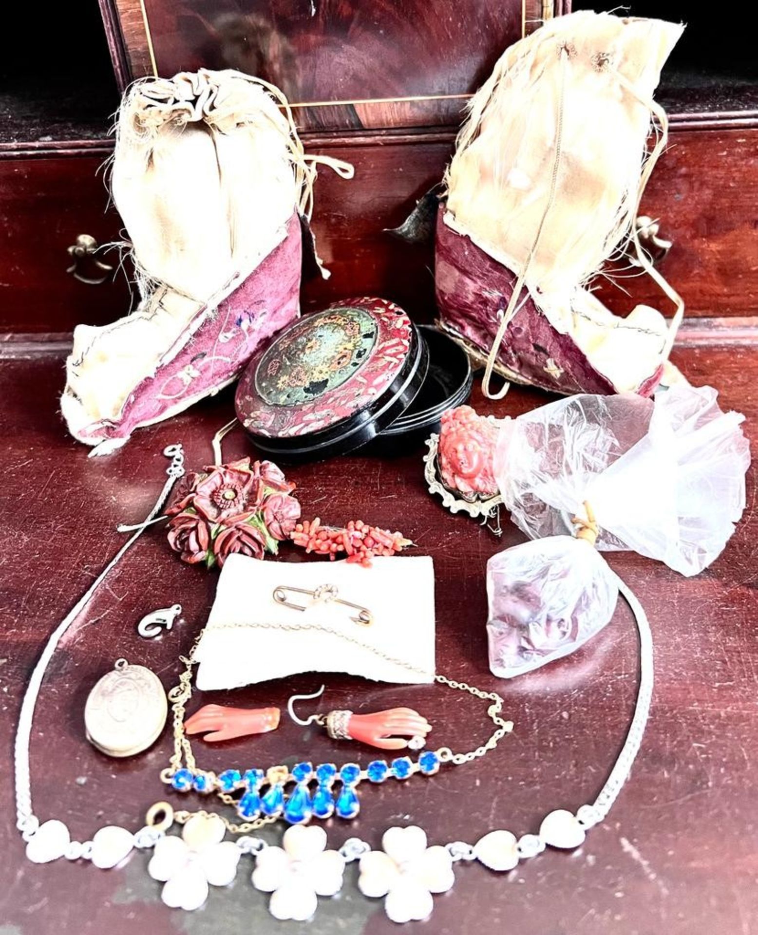 QUANTITY OF DECORATIVE JEWELLERY INCLUDING CARVED CORAL, ETC.