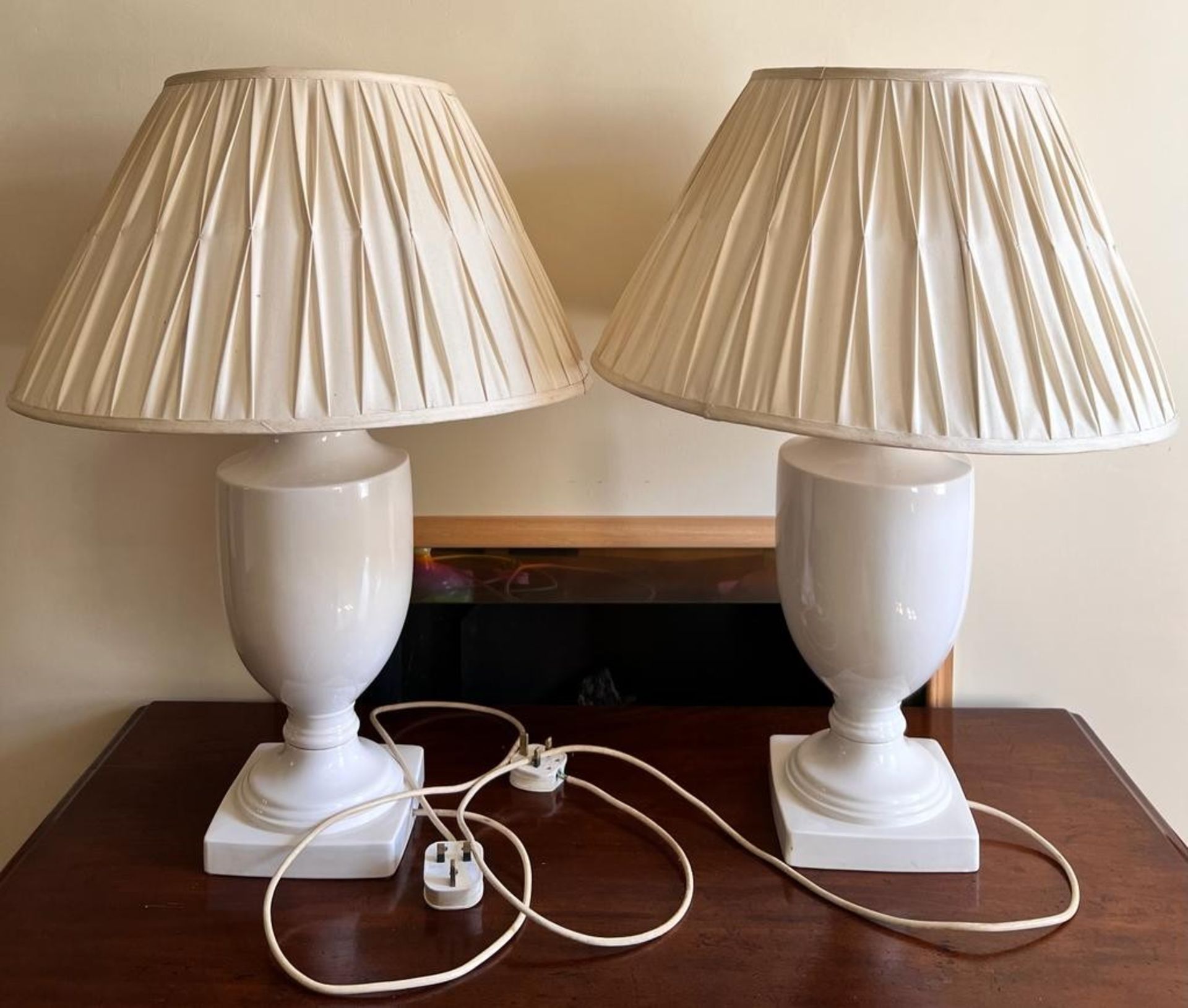 PAIR OF CERAMIC CONTEMPORARY TABLE LAMPS