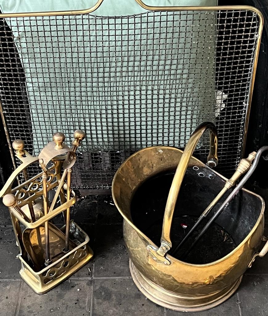 BRASS FIRE KERB, APPROX 130 x 37cm, BUCKET, FIRE SCREEN AND COMPANION SET - Image 2 of 2
