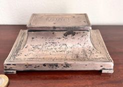 SILVER PEN STAND AND INTEGRAL INKWELLS, MAHOGANY BASE, BIRMINGHAM 1921