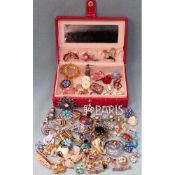 Vintage jewellery casket containing various costume jewellery, two 925 bar brooches etc