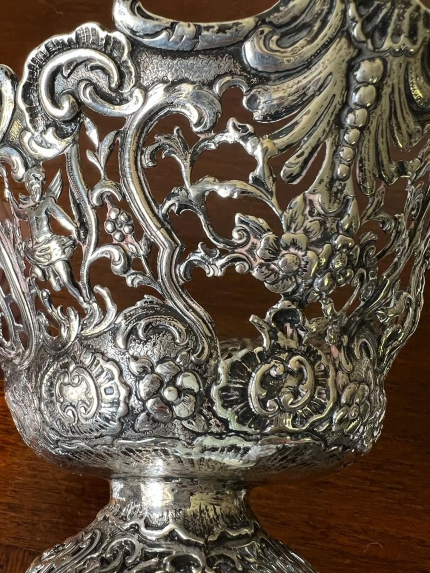 CONTINENTAL SILVER COLOURED METAL PIERCED BASKET UPON RAISED FEET, WEIGHT APPROX 275g - Image 5 of 5