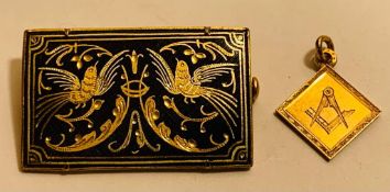9ct GOLD MASONIC PENDANT, WEIGHT APPROX 1.81g, AND GOLD COLOURED BROOCH WITH TWO BIRDS