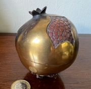 HIGH QUALITY JAPANESE LACQUER GLOBULAR BOX IN THE FORM OF ORIENTAL FRUIT, DIAMETER APPROX 7cm TIP OF