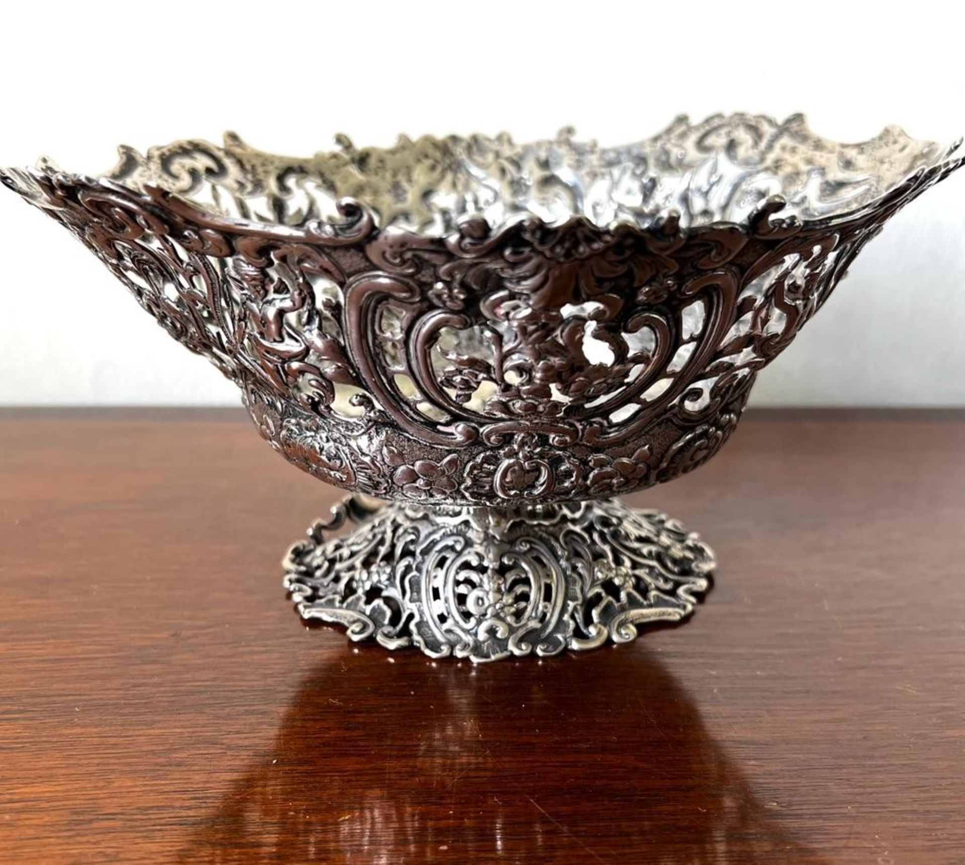 CONTINENTAL SILVER COLOURED METAL PIERCED BASKET UPON RAISED FEET, WEIGHT APPROX 275g - Image 2 of 5