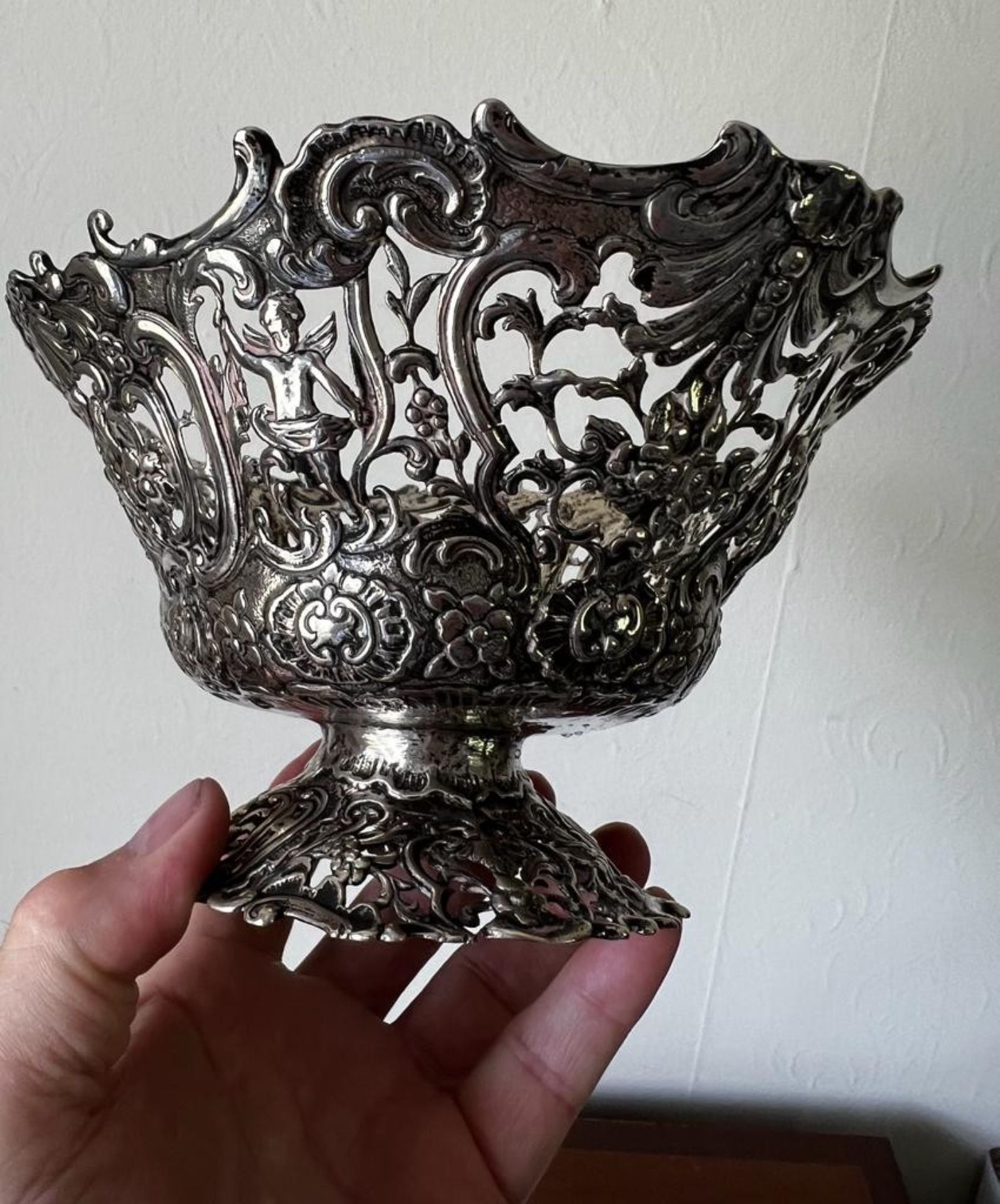 CONTINENTAL SILVER COLOURED METAL PIERCED BASKET UPON RAISED FEET, WEIGHT APPROX 275g - Image 3 of 5