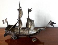925 STAMPED SILVER COLOURED TABLE BOAT UPON FOUR WHEELS, WEIGHT APPROX 350g