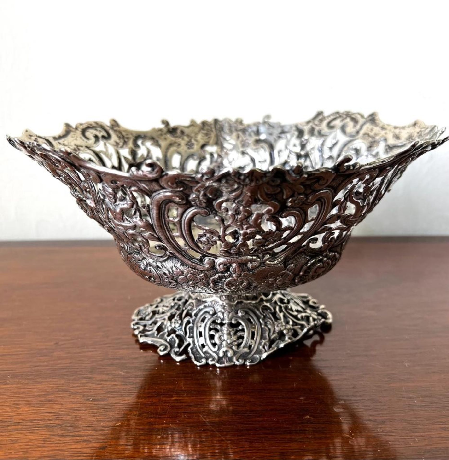 CONTINENTAL SILVER COLOURED METAL PIERCED BASKET UPON RAISED FEET, WEIGHT APPROX 275g