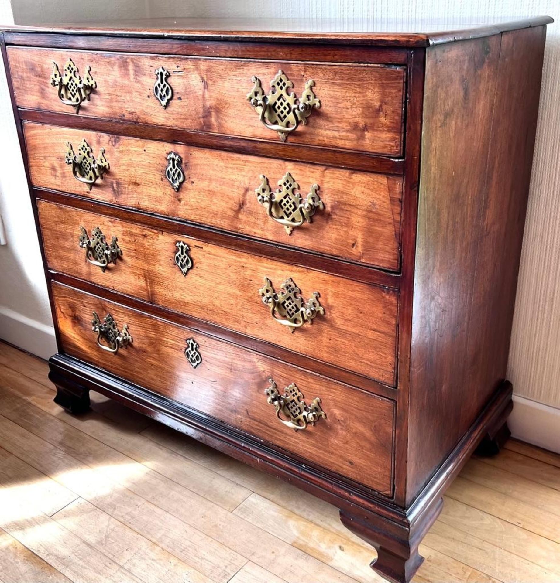MAHOGANY CHEST OF FOUR GRADUATED DRAWERS UPON OGEE BRACKET FEET - Image 3 of 6