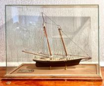 1851 SCOONER YACHT 'AMERICA' YANKEE SHIPWRIGHT MINN, GLASS CASE, BOW TO STERN APPROX 29cm, CASE BASE