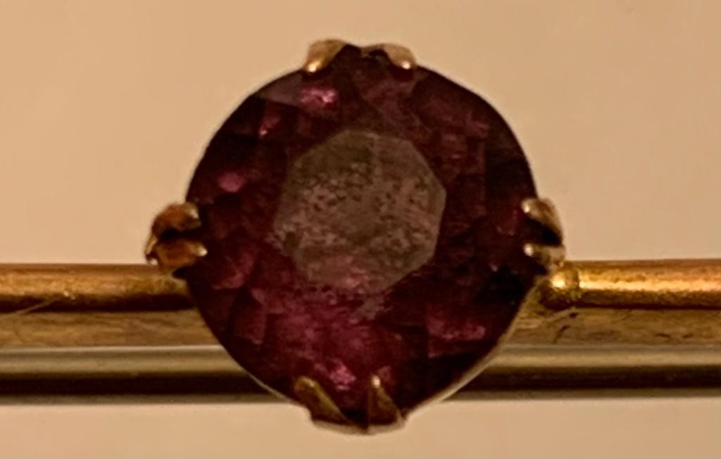 9ct GOLD BROOCH SET WITH AN AMETHYST, TOTAL WEIGHT APPROX 1.1g - Image 2 of 5