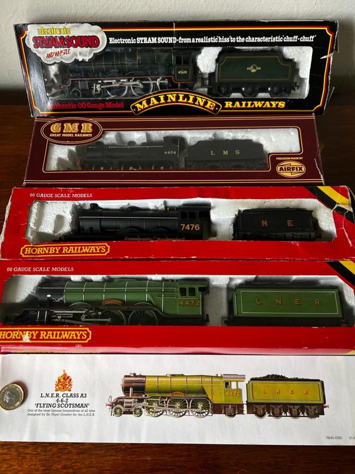 HORNBY OO GAUGE FLYING SCOTSMAN PLUS THREE OTHER OO GAUGE MODELS, MAINLINE AND AIRFIX