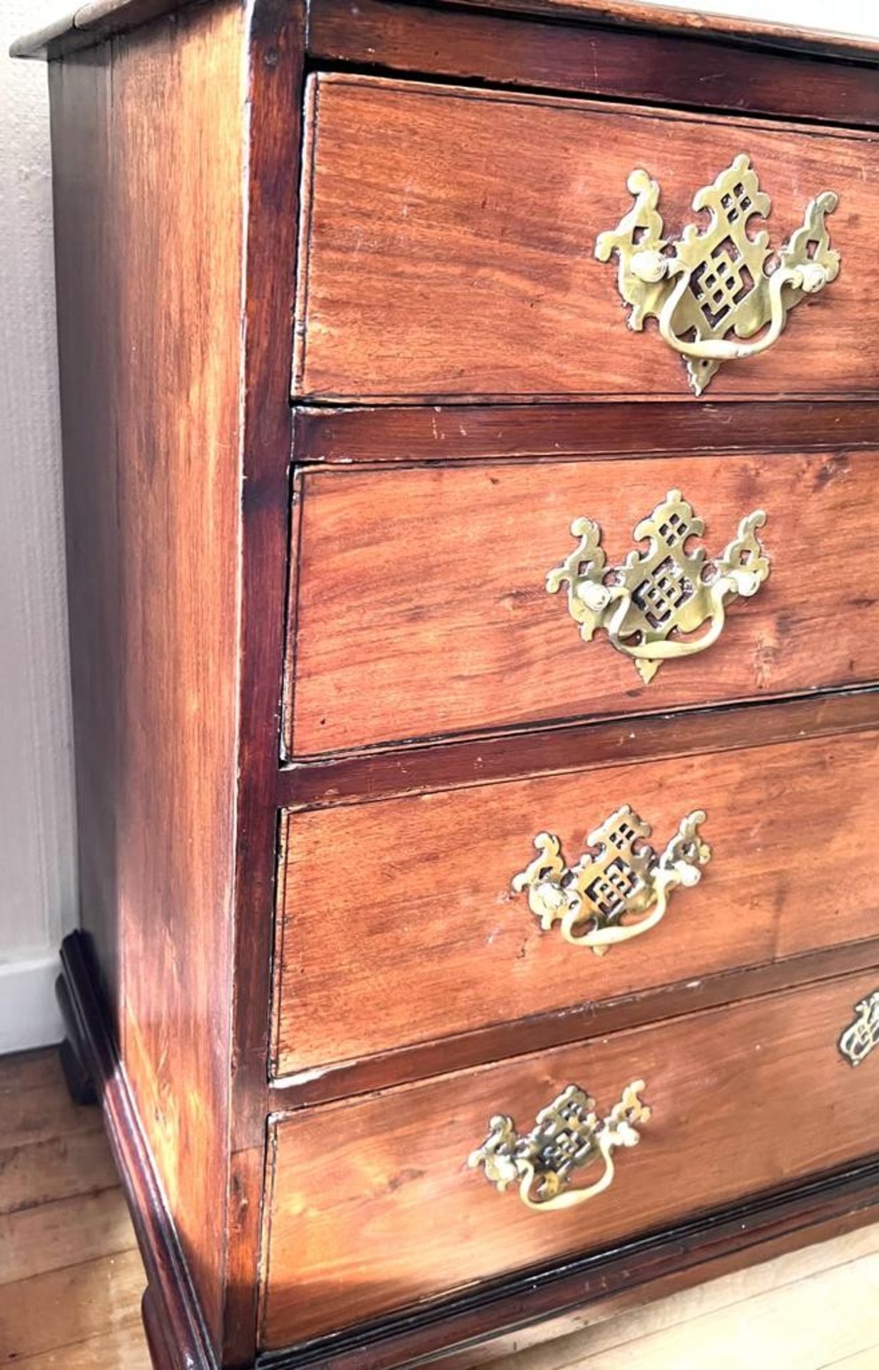 MAHOGANY CHEST OF FOUR GRADUATED DRAWERS UPON OGEE BRACKET FEET - Image 5 of 6