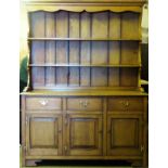 Early/mid 20th century oak Welsh style kitchen dresser with plate rack. Approx. 201 x 151 x 50cms