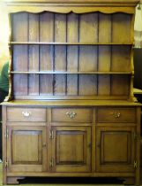 Early/mid 20th century oak Welsh style kitchen dresser with plate rack. Approx. 201 x 151 x 50cms