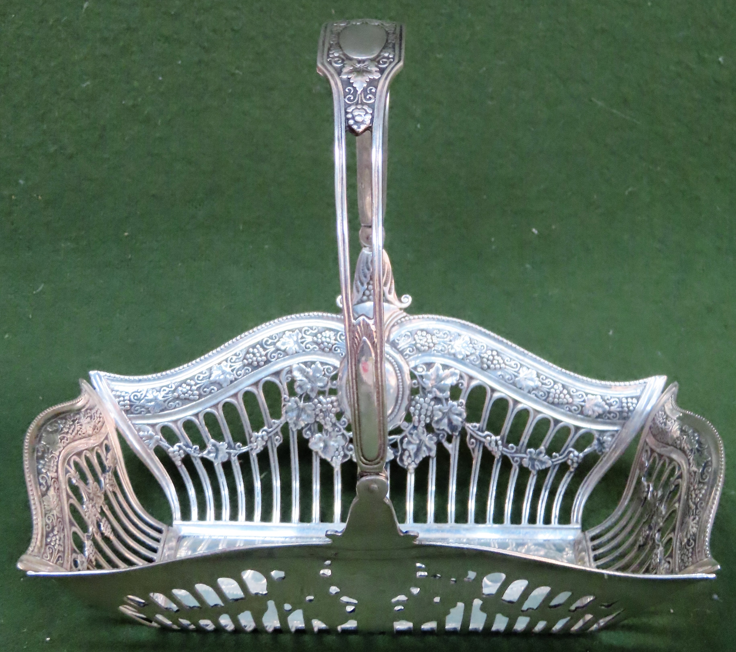 Good quality '800' silver piercework decorated basket with swing over handle. Approx. 456.8g