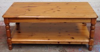 20th century pine coffee table. Approx. 47 x 106 x 53cms reasonable used condition