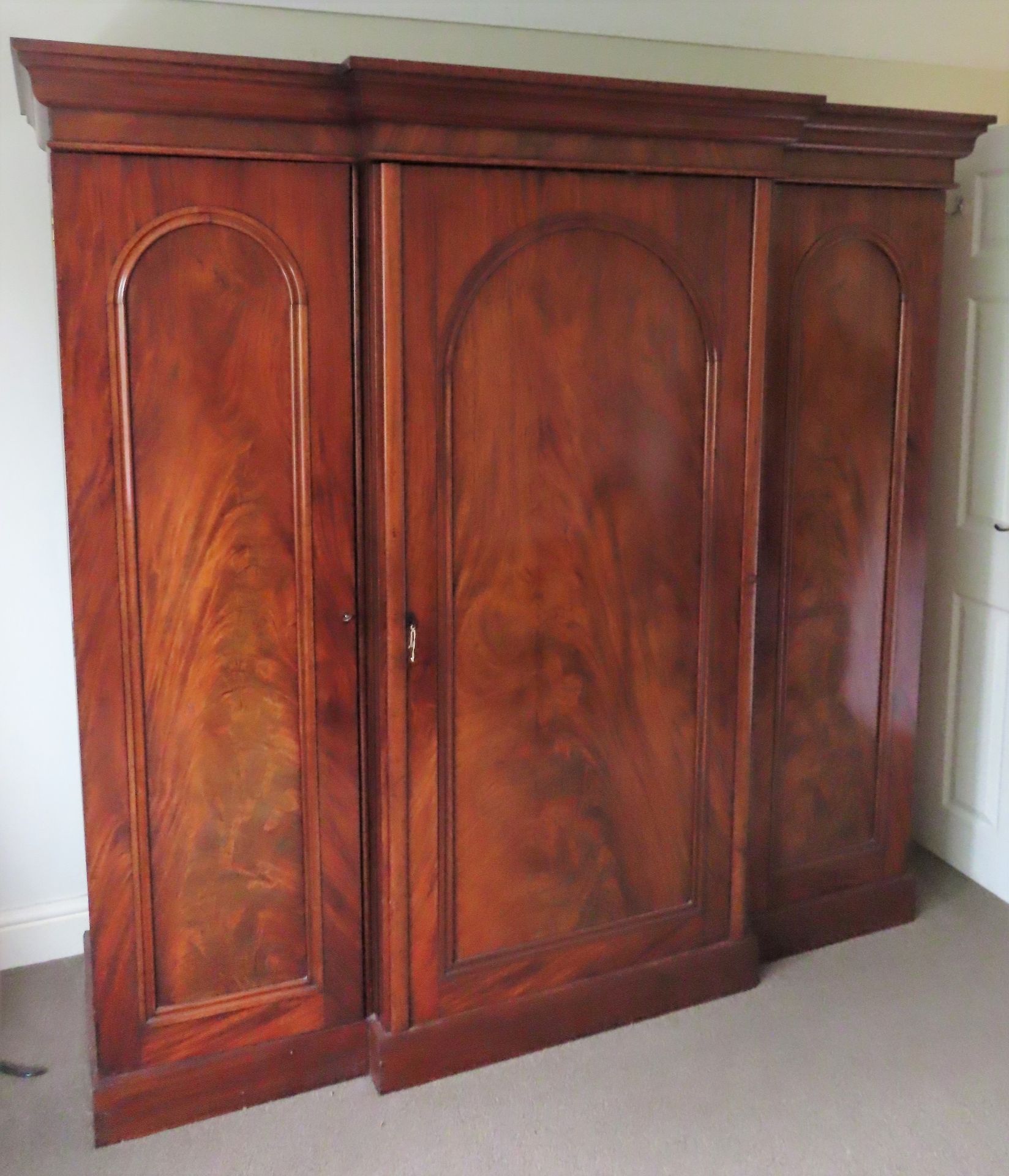 Victorian mahogany breakfront triple wardrobe, with fitted centre section. Approx. 196 x 204 x 66cms