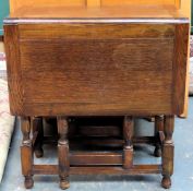 Small oak early 20th century gateleg dining table. Approx. 74 x 105 x 68cms reasonable used with