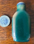 ORIENTAL GREEN COLOURED SNUFF BOTTLE AND STOPPER, APPROX 4.5cm HIGH