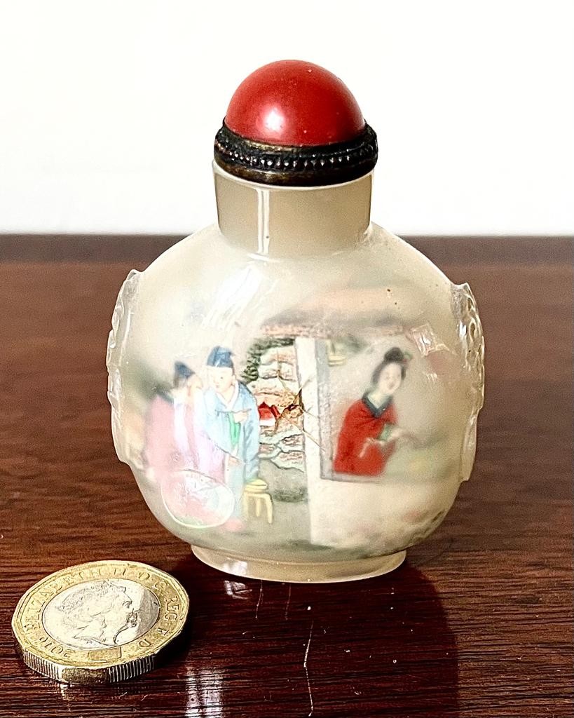 CHINESE REVERSE PAINTED SNUFF BOTTLE, APPROX 7cm HIGH