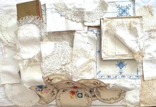 ASSEMBLAGE OF TRAY CLOTHS, DRINK MATS, VARIOUS LINEN TABLE SETS, APPROX SIXTY PIECES