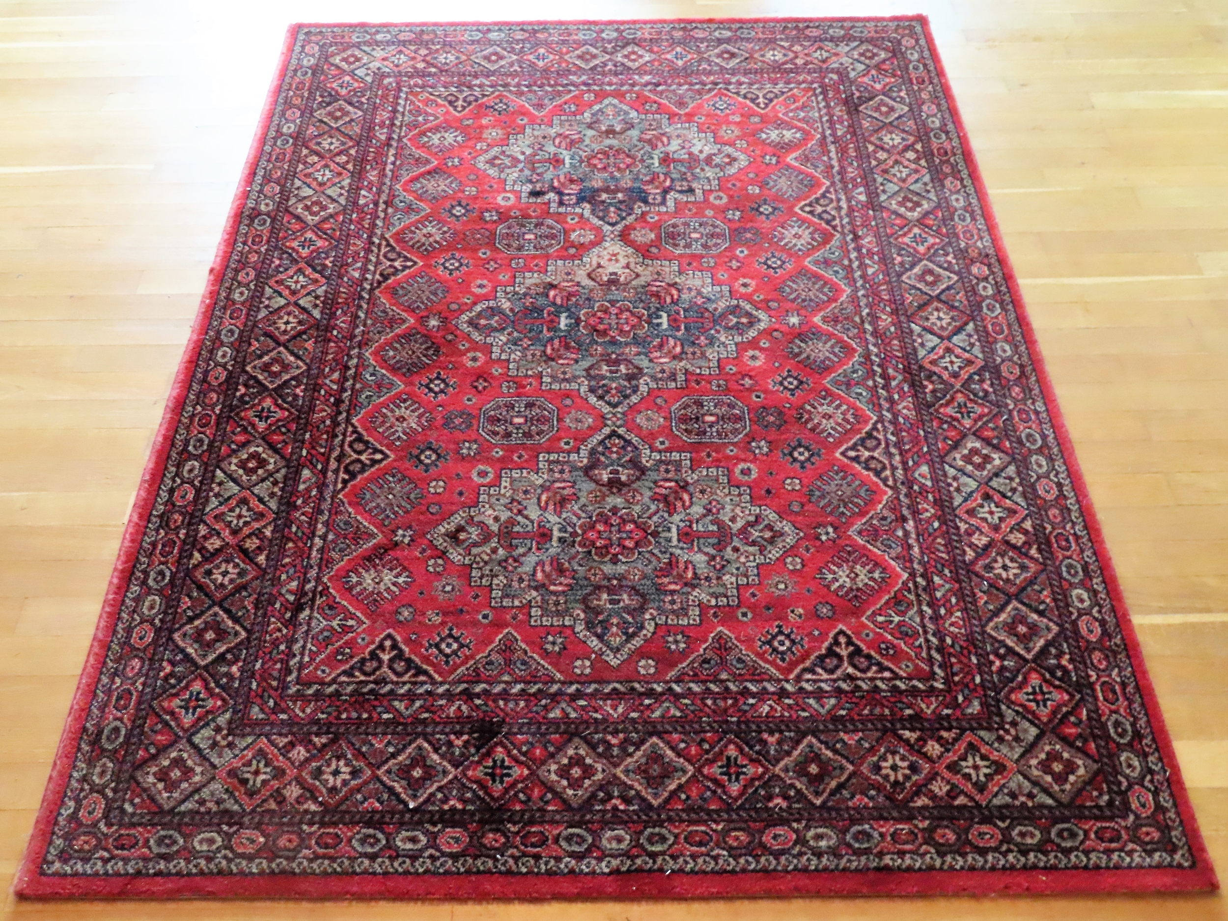 Vintage Town & Country 'Hampshire' pattern 100% wool pile floor rug. Approx. 195 x 137cms