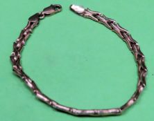 18ct (750) yellow gold link bracelet with carabiner clasp Weight Approx. 5.1g