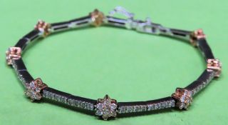 18ct (750) white gold bracelet, set with eight clusters of brilliant cut diamonds (65 in total)
