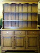 Early/mid 20th century oak Welsh style kitchen dresser with plate rack. Approx. 201 x 151 x 50cms
