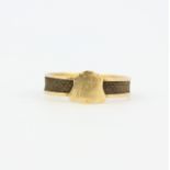 A Victorian hallmarked 15ct yellow gold (worn hallmark) memorial ring with plaited hair, (R.5).