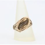 An antique 9ct rose gold memorial ring with inset plaited hair, (U).
