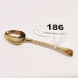 A hallmarked 9ct gold presentation tea spoon, engraved with the initial 'A', L. 10cm.