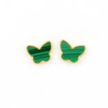 A pair of 18ct yellow gold butterfly shaped stud earrings set with malachite, L. 9mm. With rubber