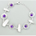 A 925 silver bracelet set with baroque pearls and amethyst, L. 18cm.