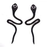 A pair of 925 silver snake shaped earrings set with black spinels, L. 3.6cm.