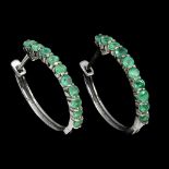 A pair of 925 silver hoop earrings set with emeralds, Dia. 2.2cm.