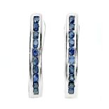 A pair of 925 silver hoop earrings set with sapphires, L. 1.5cm.