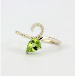 A 925 silver ring set with a pear cut peridot, (O).