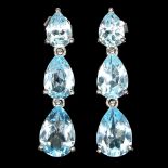 A pair of 925 silver drop earings set with pear cut blue topaz, L. 3cm.