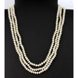 A vintage cultured pearl necklace with a white metal clasp, L. 44cm.