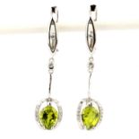 A pair of 925 silver drop earrings set with pear cut peridot and white stones, L. 3cm.