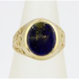 A hallmarked 9ct yellow gold lapis lazuli set signet ring, (N.5).
