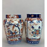 A pair of 19th/ early 20th C Japanese Imari ceramic vases, H. 22cm.