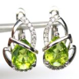 A pair of 925 silver earrings set with pear cut peridots and white stones, L. 1.5cm.