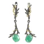 A pair of 925 silver gilt drop earrings set with oval cut emeralds, L. 4.1cm.