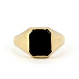 A heavy hallmarked 9ct yellow gold onyx set signet ring, (U.5).