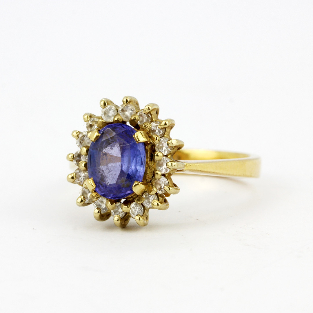 An 18ct yellow gold cluster ring set with an oval cut tanzanite surrounded by diamonds, tanzanite - Image 3 of 3